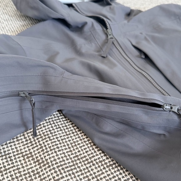 Cotopaxi Women’s Hooded Rain Jacket Shell - Picture 3 of 6